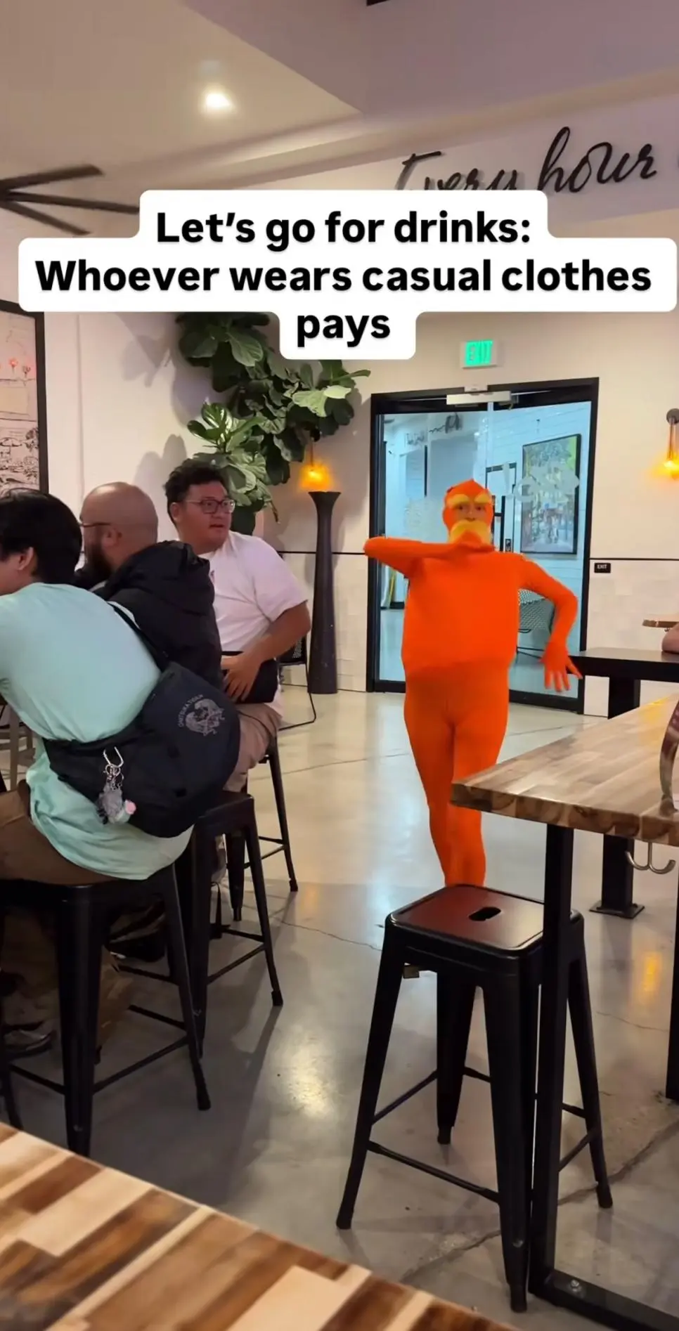 평범하게 입고 온 사람이 술값 내기로 함.mp4