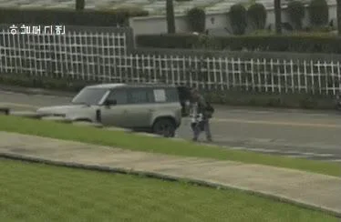 1년째 서희원의 묘를 지키는 구준엽 근황.gif