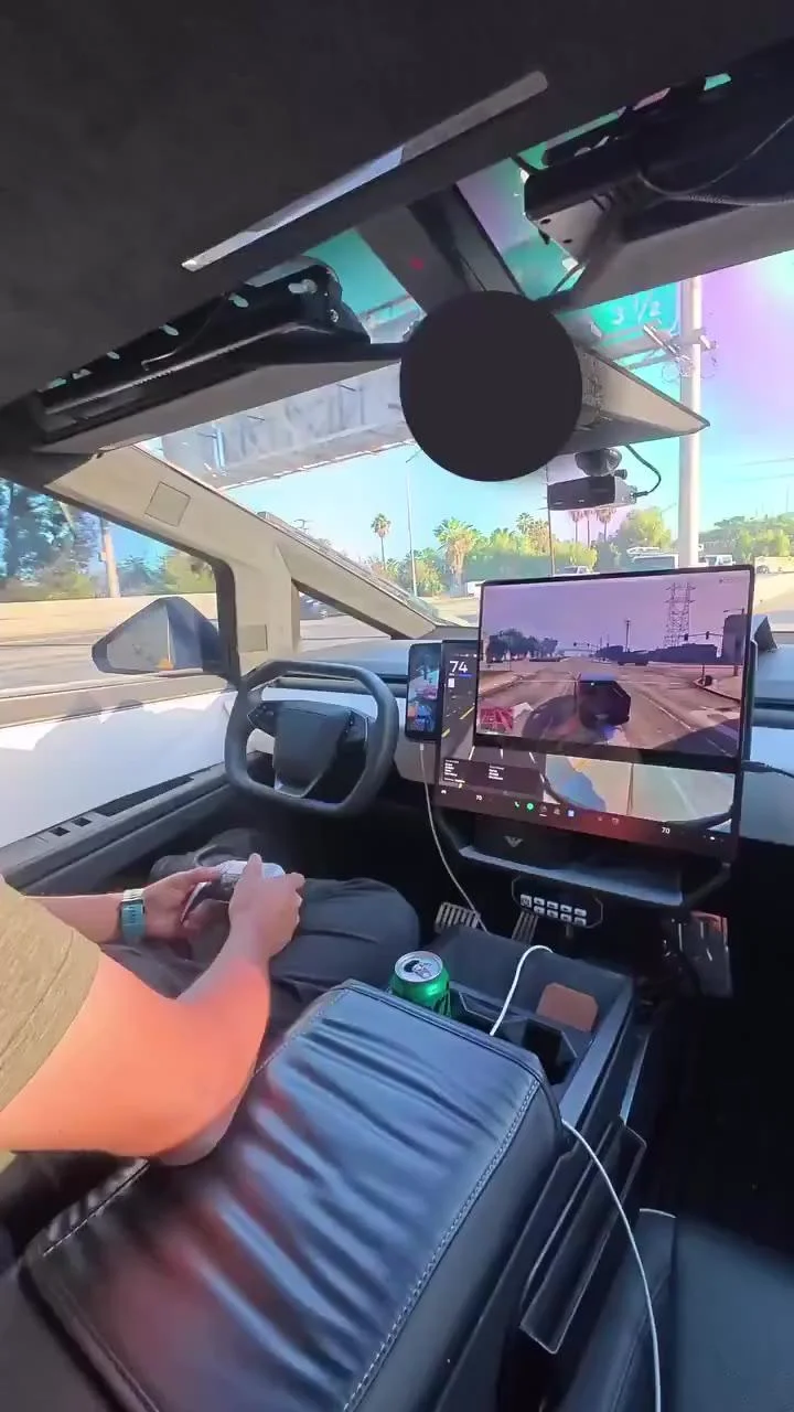 사이버트럭타고 사이버트럭 운전하는 사람