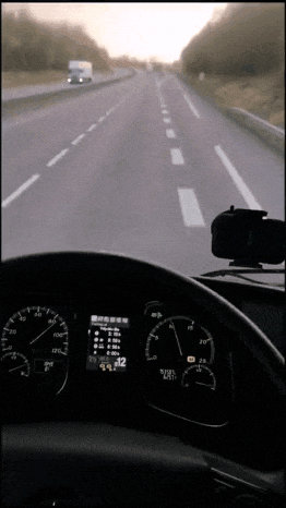 사이버트럭타고 사이버트럭 운전하는 사람_001