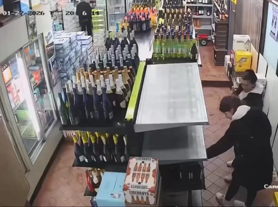 맥주병 하나가 열일하는 중.gif