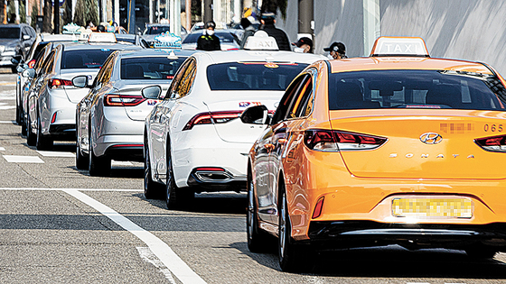 택시, 결국 자율주행을 태우다